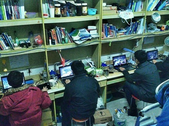 18年吃鸡远超英雄联盟,万人排队壮观