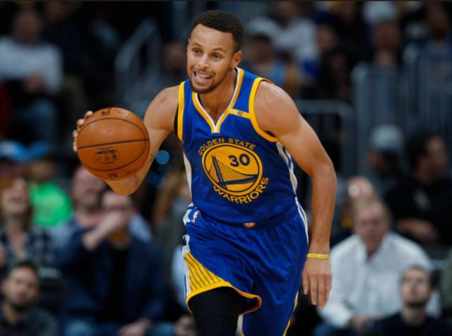 库里的进攻招式之一:把后撤步变成“小碎步”用来欺骗防守人!