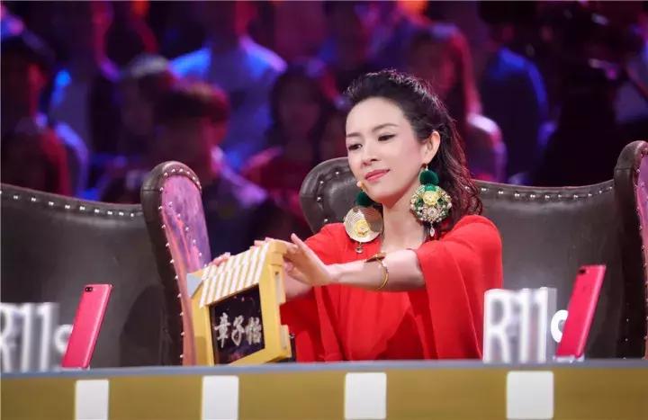 章子怡扔鞋是真的假的,章子怡不规则耳环