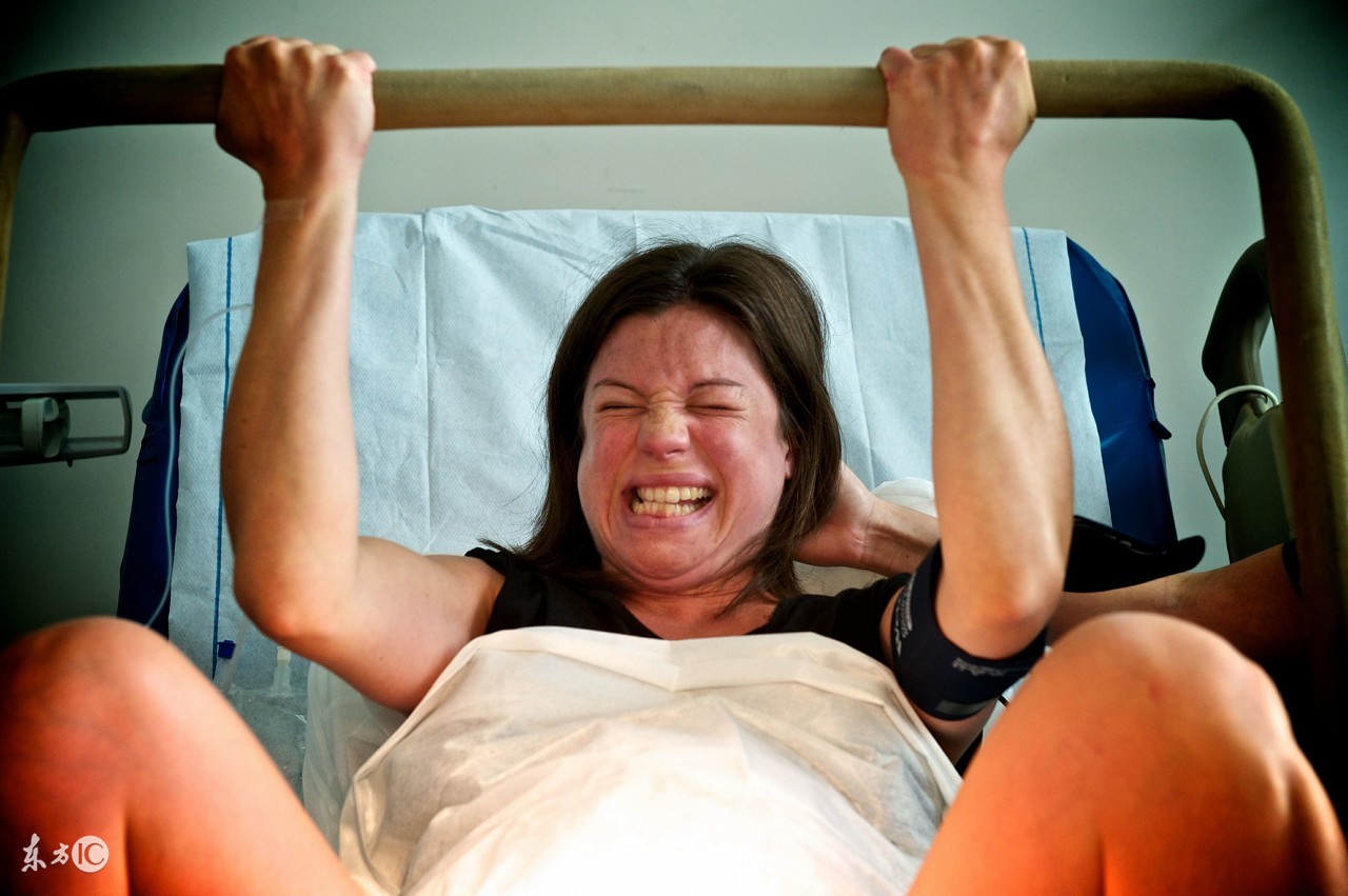 英国女人顺产分娩,英国一位女子在高速下生下孩子