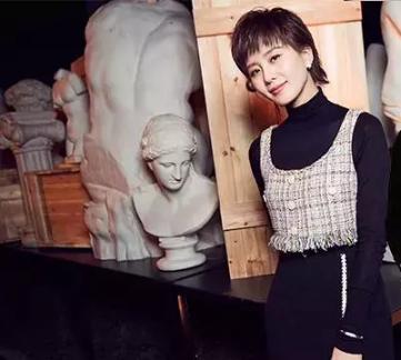 我们闯入了刘诗诗的房间“看看你出门前都在做什么?”