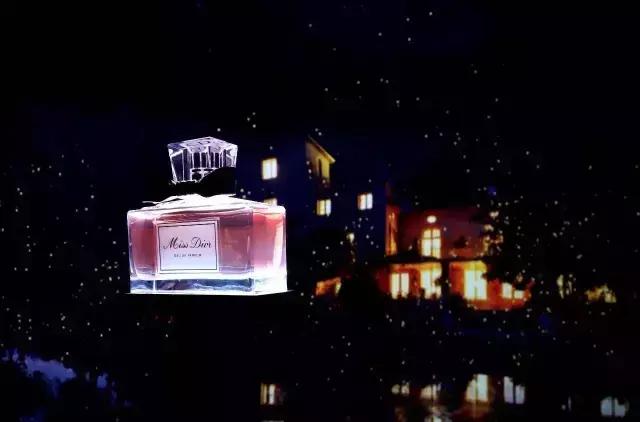 全新的MissDior吸引王珞丹何穗是因为……