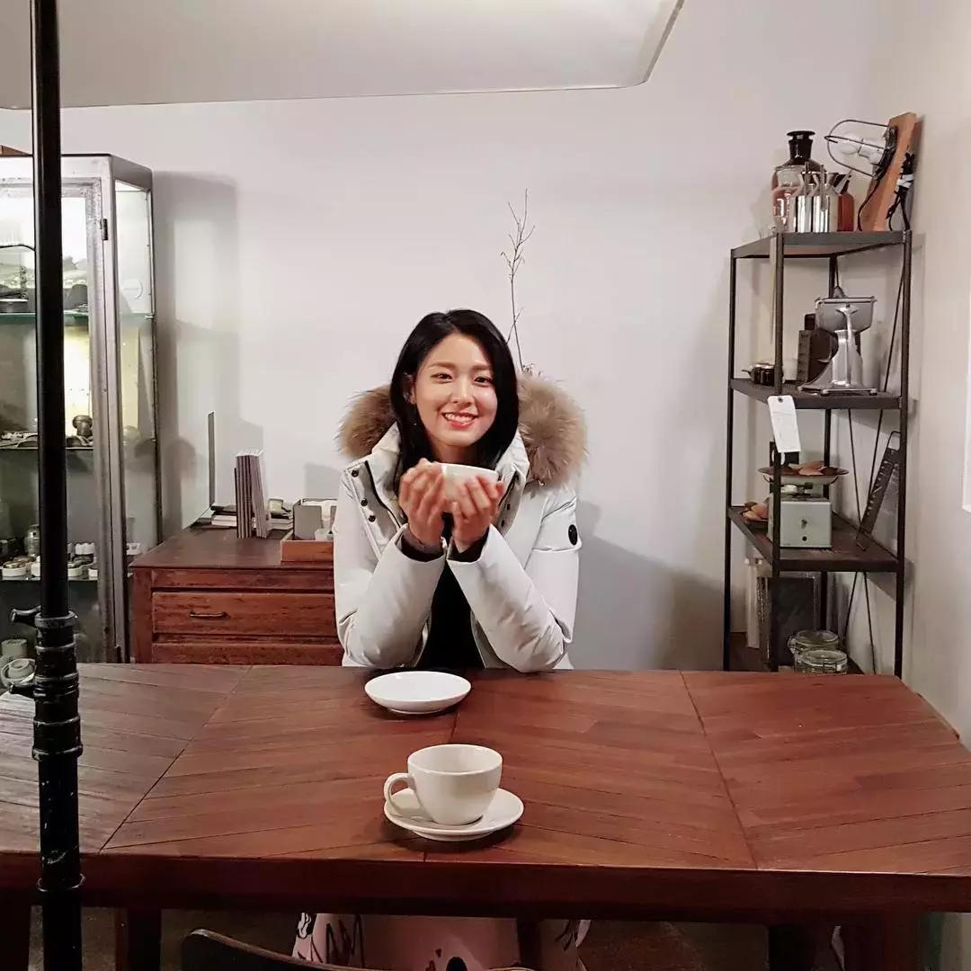 韩国明星穿大衣男,韩国明星都穿什么羽绒服