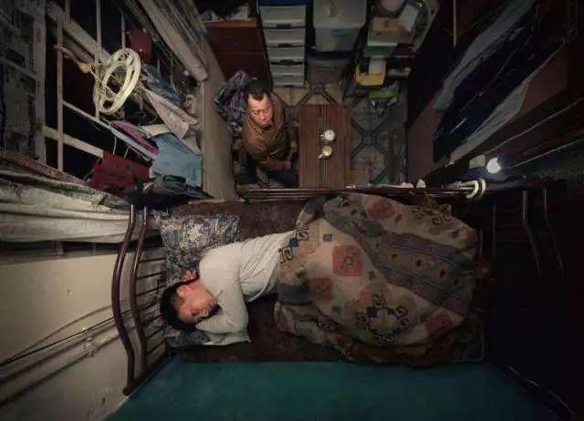 香港棺材房子的真实生活,香港的棺材房是怎么样的