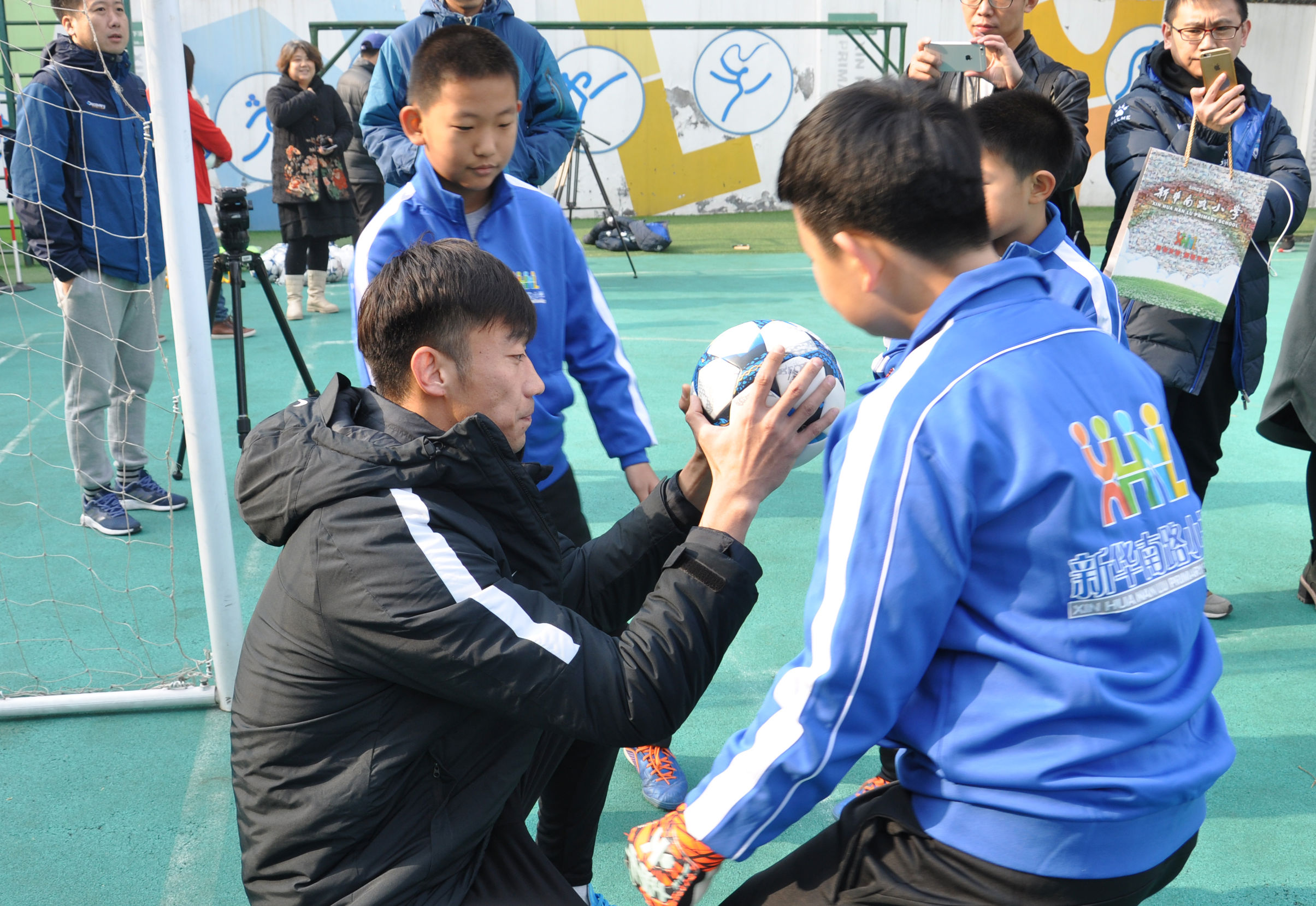 权健队长助力校园足球假期不停歇“一鹭陪伴”走进津门校园