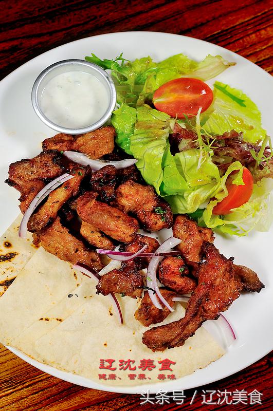 这家西餐厅融合欧美风味与中西风味，披萨永远比别人家多一块