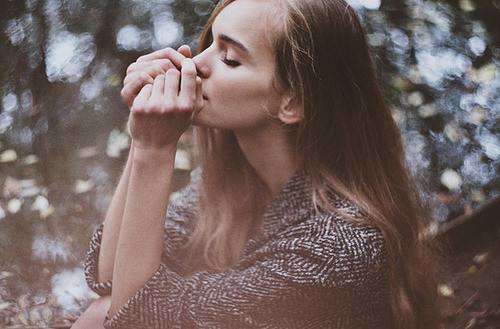 面对即将入冬的冷风,室内室外冷热交替的环境,如何避免脸干?