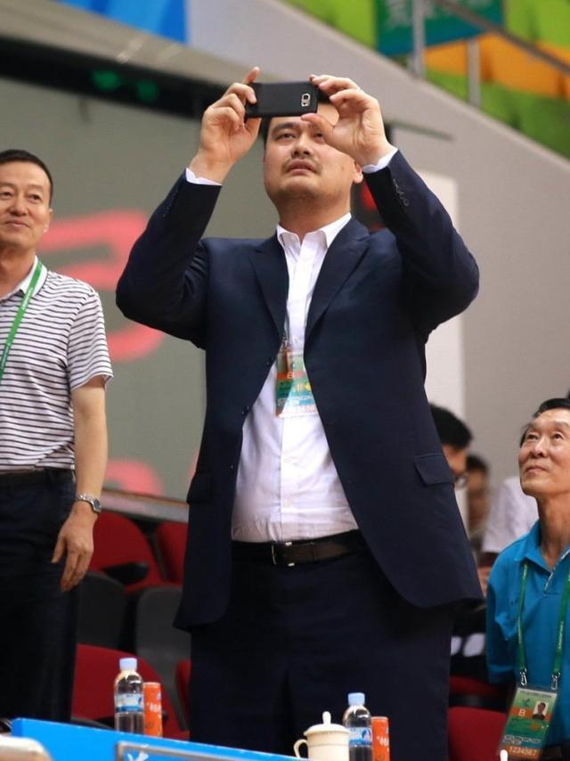 科比“又胖了”再一次变身禾斗匕匕,不是说好的凌晨4点减肥吗?