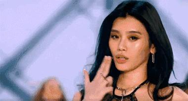 奚梦瑶摔跤对他造成的影响有多大,奚梦瑶维密大秀摔跤