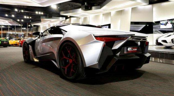 迪拜神车经销商，越南第一辆风神来自这里，拉法在这里只能停边上