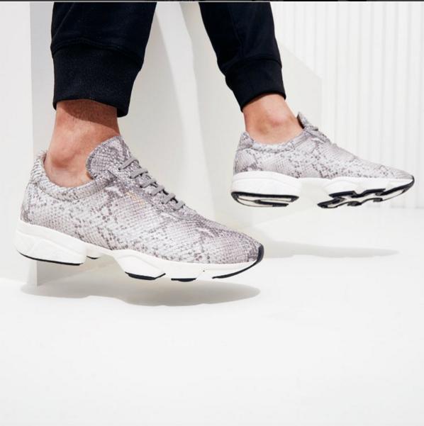 撞到同款鞋,男女同款鞋撞鞋