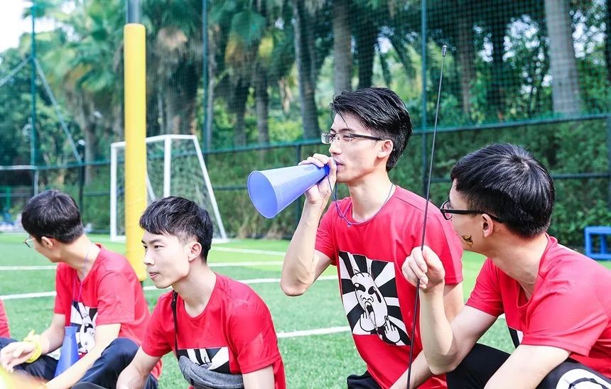 这运动会有毒！穿别人裤裆还很开心