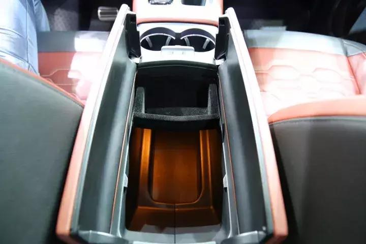 车尾挂着4个8,方向盘跟赛车一样,15万起搞得大众很羞涩!