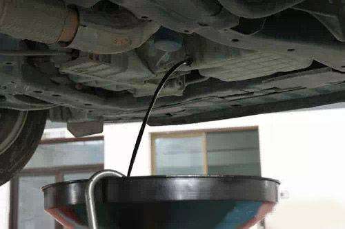 福克斯更换机油后发动机声音变大,换机油后踩油门发动机声音变大