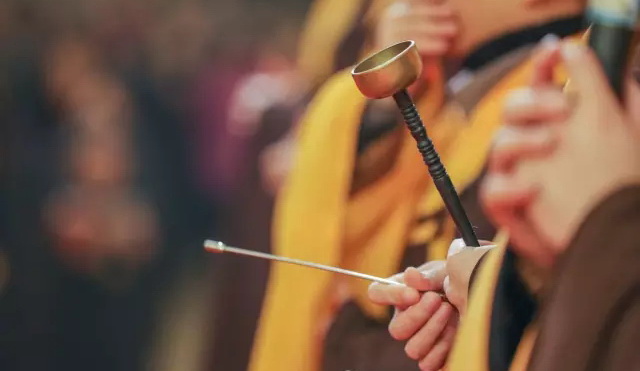 晨看*疆新**｜小伙踩警车晒照被拘；这个官员受贿2千余万获刑12年