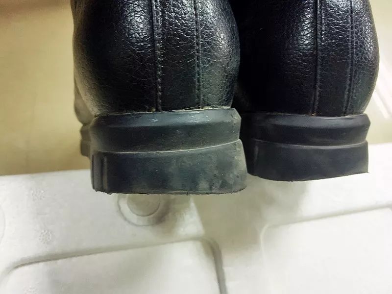 鞋底磨滑了怎么办,鞋底磨了一点怎么补救