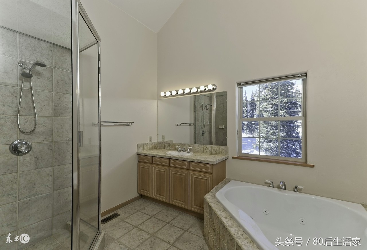 淋浴房品牌,淋浴房玻璃上的顽固水渍怎么去除