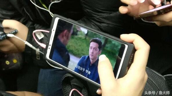 辣评烩：全面屏打水漂荣耀V10：前置指纹+双摄+22.5w快充！