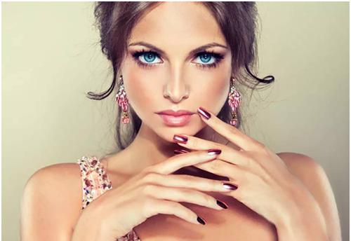 白天和晚上正确的护肤涂抹方式,护肤知识千万不要往脸上涂