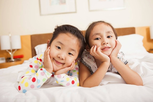 小孩晚上睡觉总感觉有虫爬,小孩睡觉佝偻着身子是不是有虫