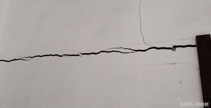 老墙面裂纹怎么处理,墙上大裂缝怎样修补