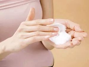 6个月婴儿手上长倒刺涂什么,宝宝手上起倒刺手指头起皮