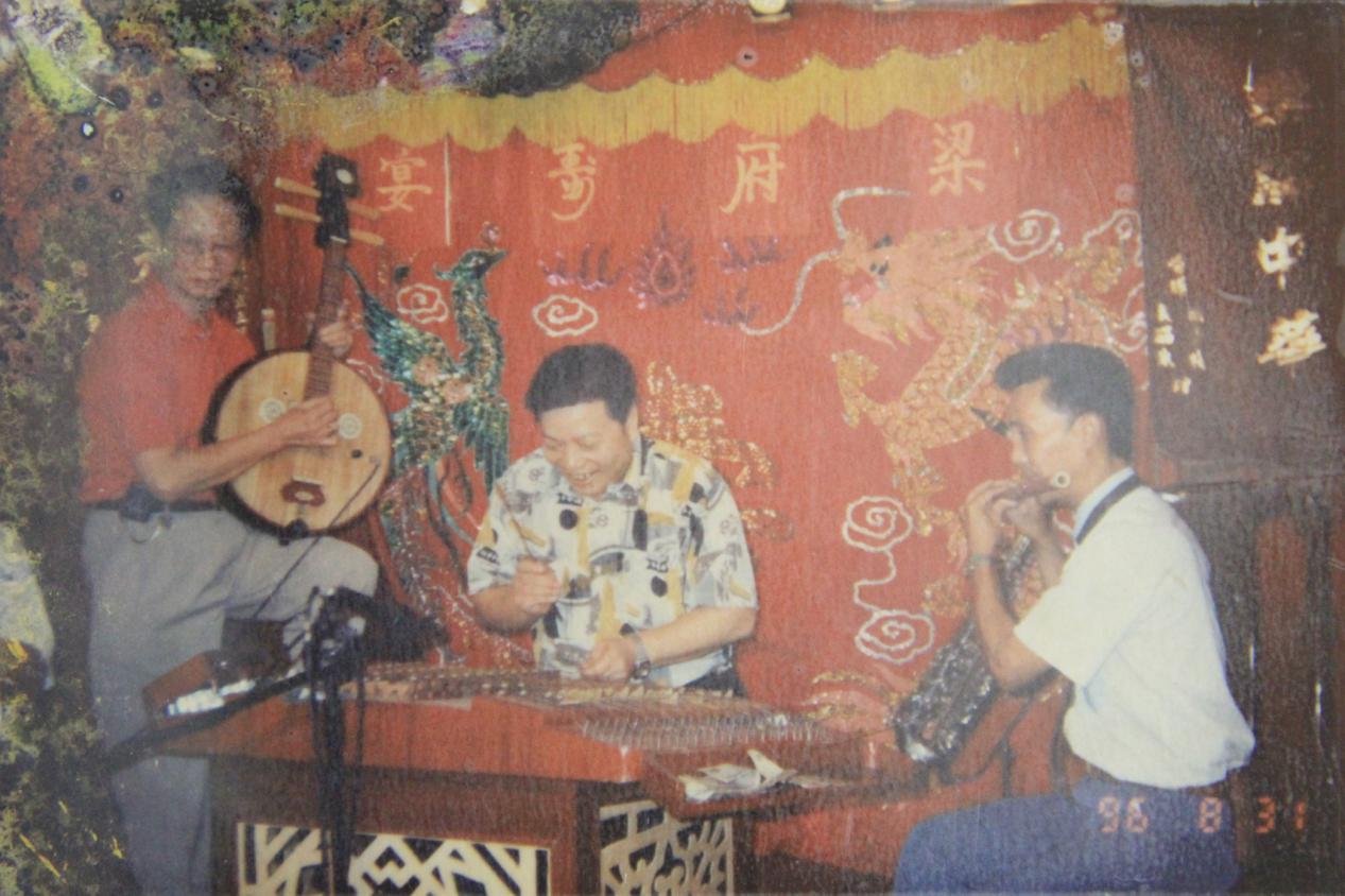 越秀｜情迷萨克斯：这个“无与伦比的风流乐器”是他最长情的伴侣