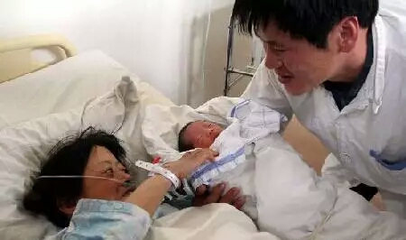 孕妇生孩子顺产开十指,孕妇生宝宝老公下跪