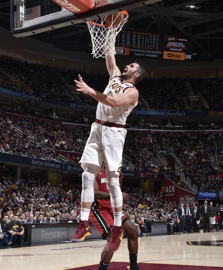 詹姆斯落后27分大逆转骑士,19分钟轰下33分