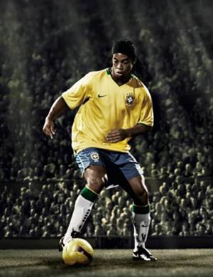 适合宽脚的碎钉足球鞋推荐,最适合亚洲脚型的足球鞋推荐