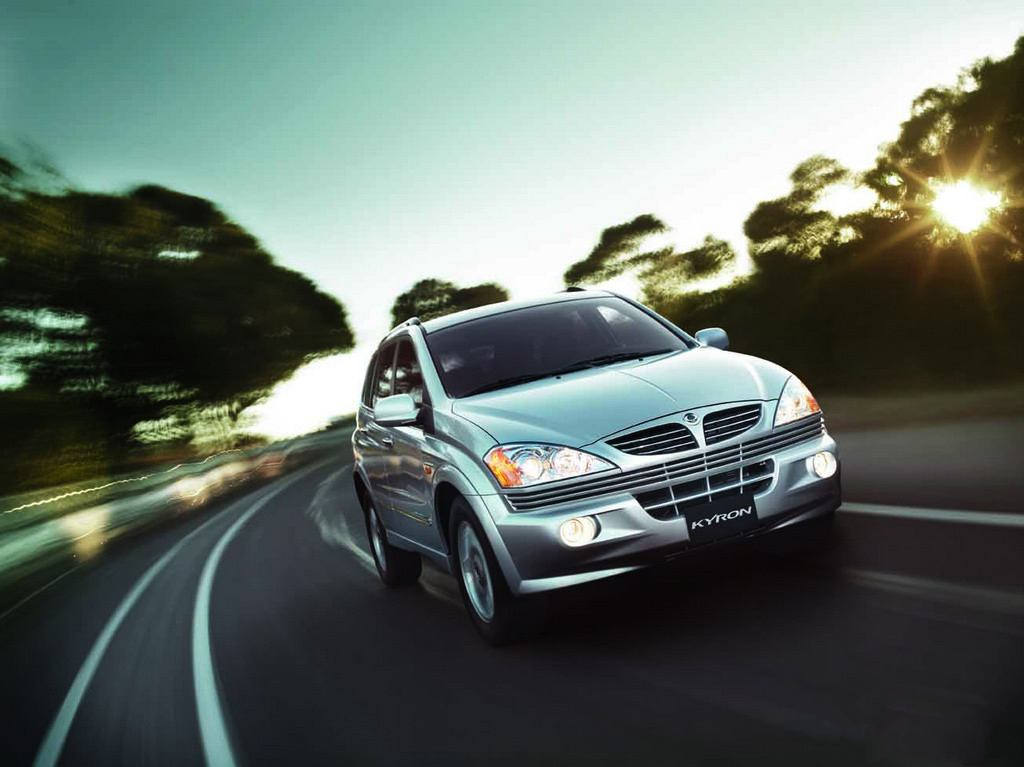 汽车在雪地里打滑,冬天车打滑上不去坡怎么办