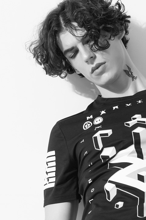 小说：小伙用一首歌，赢得所有观众的喝彩，却被评委故意刁难了