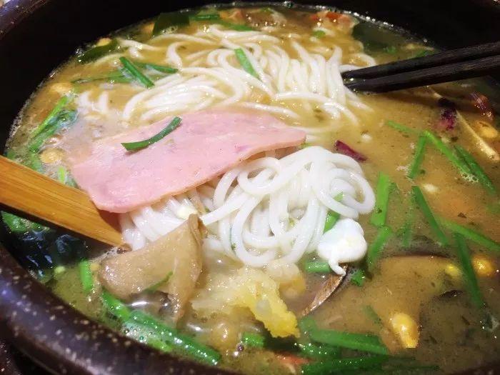 一口米线一口肉酱,一口米线一口醋