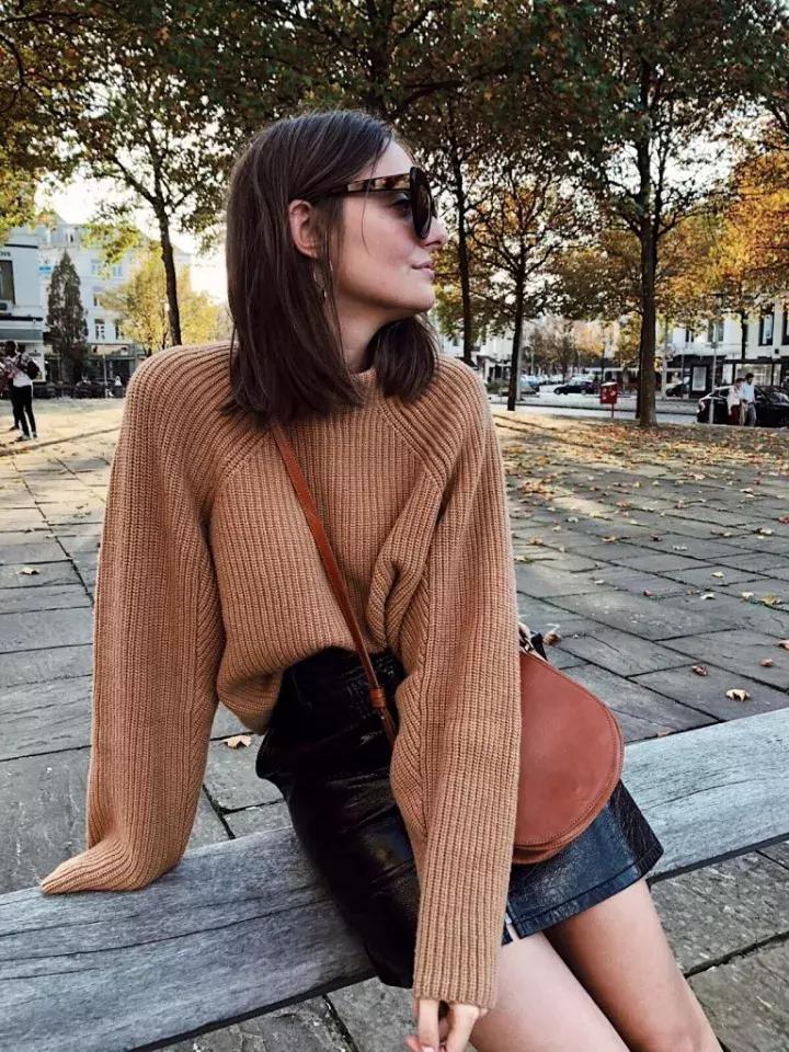 冬天纯色毛衣的高级穿搭,秋冬人手一件的毛衣怎么穿更好看