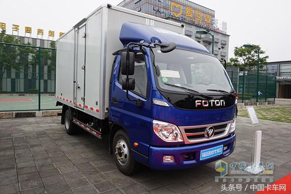 女司机高速爱跟卡车并行,女司机都喜欢卡罗拉