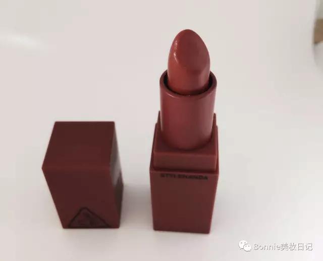 为什么我们种草的口红好看,为了口红铺了10层粉