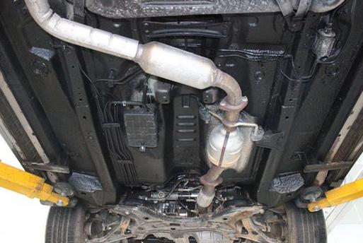 吉利帝豪新车自带底盘装甲吗,新车要不要做底盘装甲多少钱