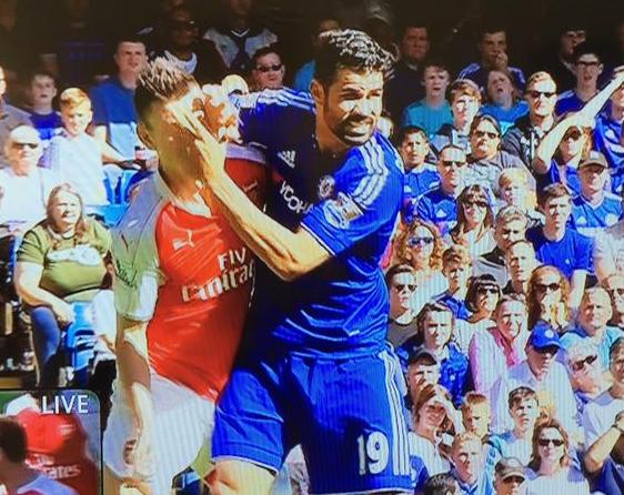 足球防守是防人还是防球,足球场上防左脚队员怎么防守