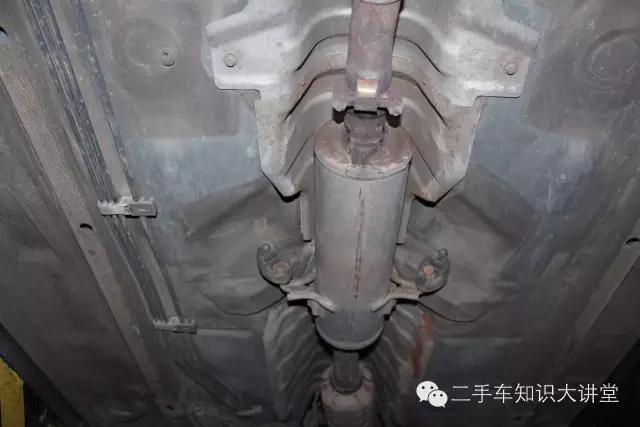 这台二手车换过悬挂、刮过底盘,但把车吊起来后,评估师惊呆了!