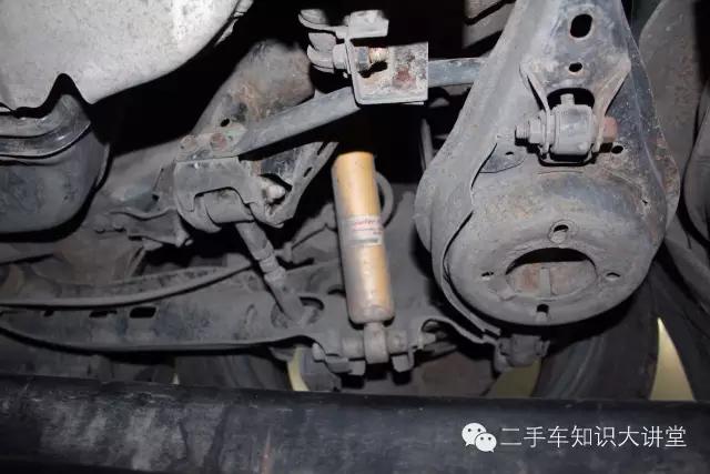 这台二手车换过悬挂、刮过底盘,但把车吊起来后,评估师惊呆了!