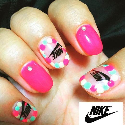 当女人味十足的指彩遇上了男孩风十足的运动品牌会怎么样？