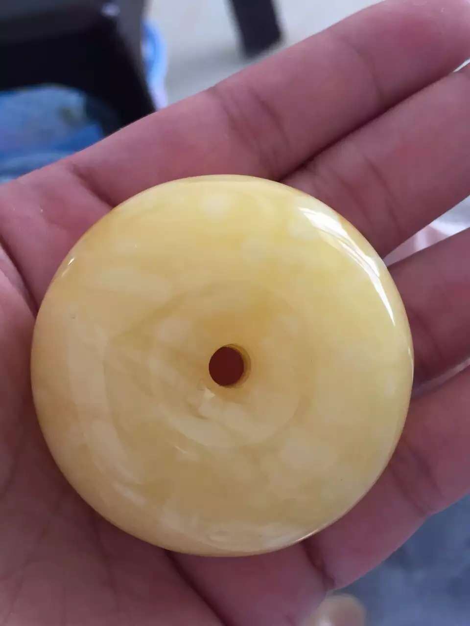 紫光灯下真假琥珀蜜蜡对比图,放大镜下怎么辨别蜜蜡琥珀真假