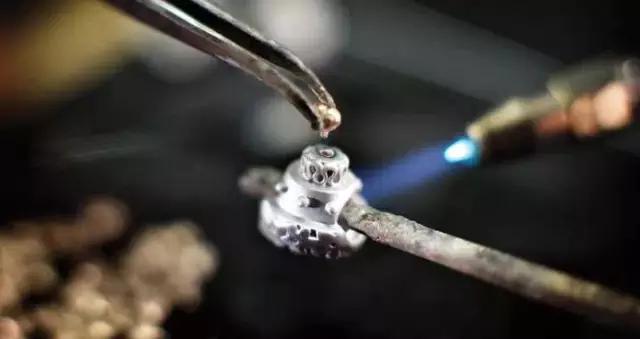 朋友圈里不是在卖就是在晒的「潘多拉手链」到底为什么那么火