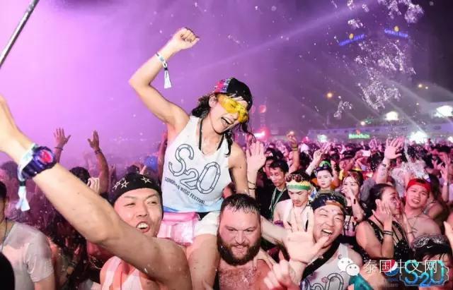 泰国泼水节中国游客,万人空巷的泰国泼水节