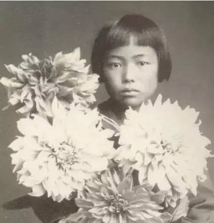 她是草间弥生，幻想症患者，也是世界著名前卫艺术家