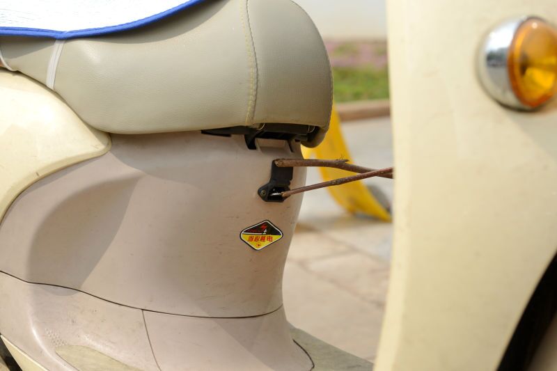 小心！电动车充电插头误插入金属物质会导致烧伤