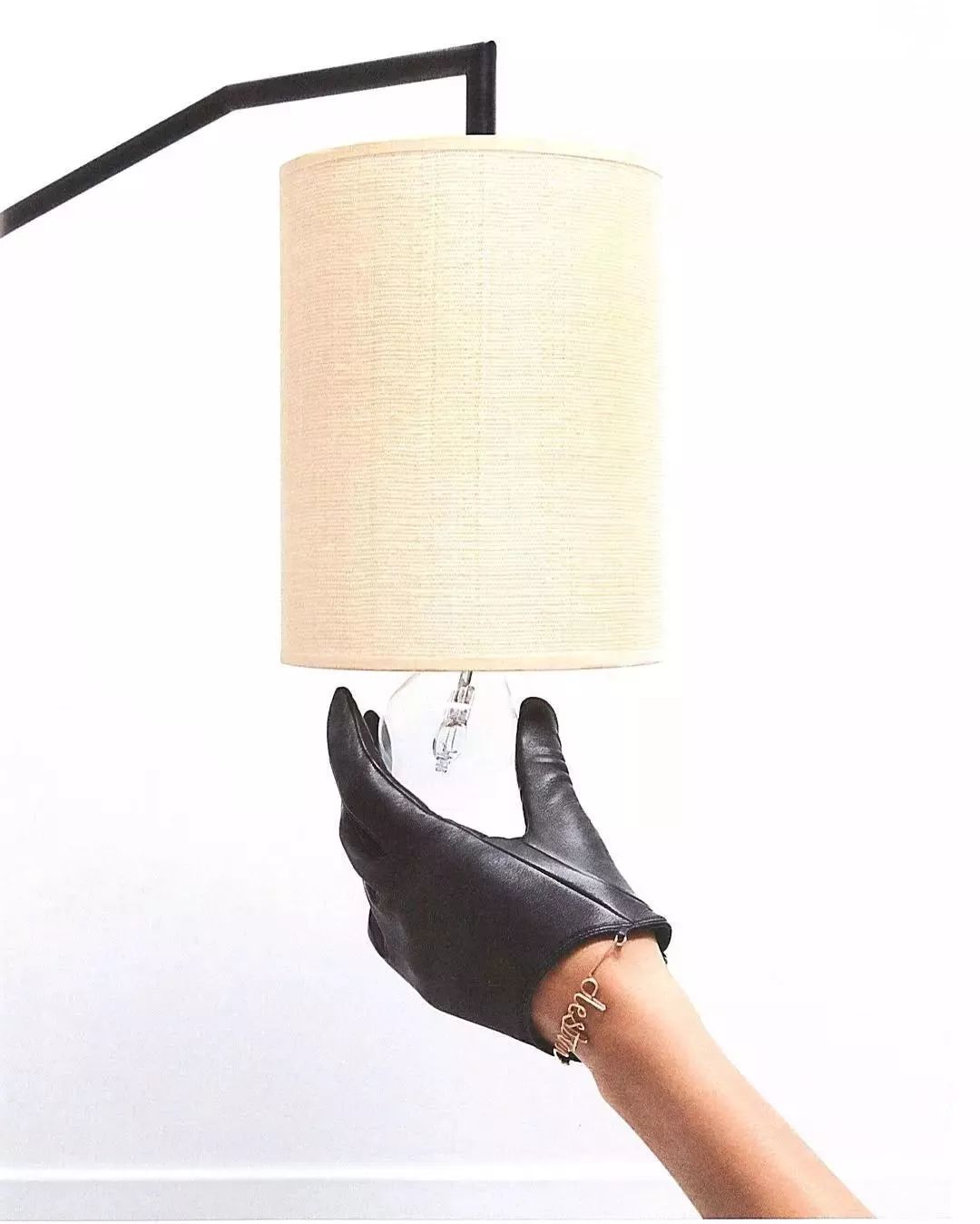 宁可捂出汗，王菲也要带着它！果然，能流行近百年真不是吹的！