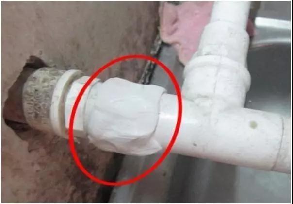 卫生间铺过砖漏水,卫生间贴了瓷砖漏水怎么处理