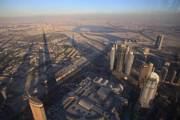 在迪拜繁华的CityWalk街区展厅，我看到了一辆中国品牌的电动车