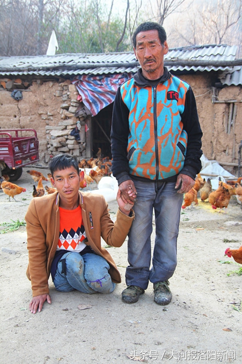 洛阳这个小伙跪地爬行26年：双手布满老茧，两天磨破一条裤子！